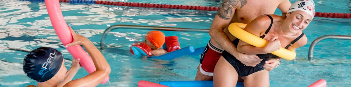 Con tu cuota familiar podrás venir todos los sábados por la tarde para disfrutar de dos nuevas actividades desde las 18 horas: ZUMBA FAMILY y AQUA FAMILY