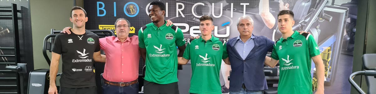 Presentación en el Perú Cáceres Wellness de los nuevos jugadores del Cáceres Basket Manu Rodríguez, Jaume Lobo, Mateo Díaz y Romaric Belemene